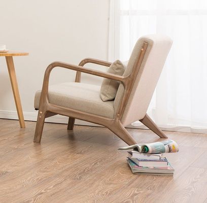 Couchette de salon nordique moderne avec accoudoir rembourré et construction en bois massif