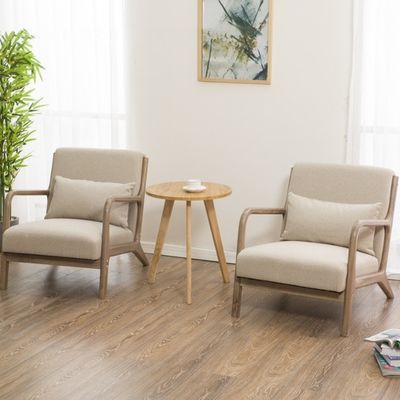 Couchette de salon nordique moderne avec accoudoir rembourré et construction en bois massif