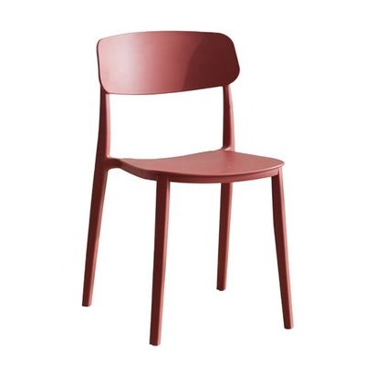 Chaise en plastique rouge empilable pour un design nordique moderne dans un restaurant d'hôtel, un banquet ou une salle à manger à domicile