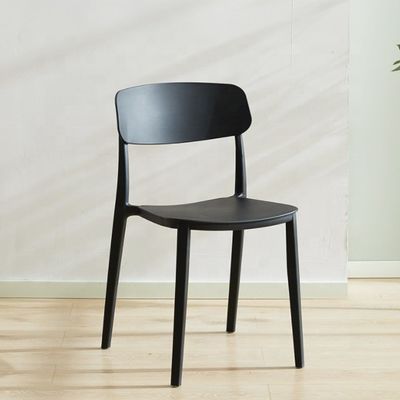 Chaise en plastique rouge empilable pour un design nordique moderne dans un restaurant d'hôtel, un banquet ou une salle à manger à domicile
