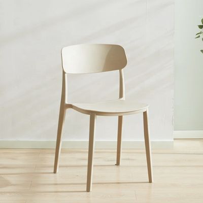 Chaise en plastique rouge empilable pour un design nordique moderne dans un restaurant d'hôtel, un banquet ou une salle à manger à domicile