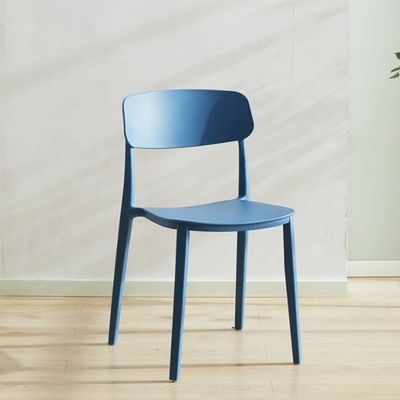 Chaise en plastique rouge empilable pour un design nordique moderne dans un restaurant d'hôtel, un banquet ou une salle à manger à domicile