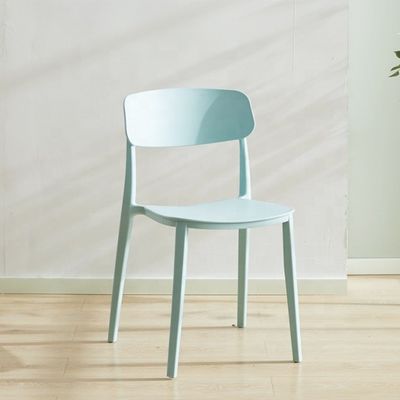 Chaise en plastique rouge empilable pour un design nordique moderne dans un restaurant d'hôtel, un banquet ou une salle à manger à domicile