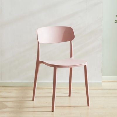 Chaise en plastique rouge empilable pour un design nordique moderne dans un restaurant d'hôtel, un banquet ou une salle à manger à domicile