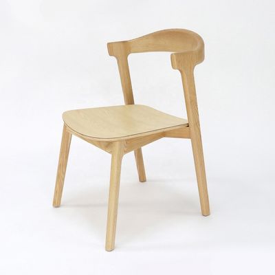 Élégante et confortable chaise de loisirs en bois de cendres moderne pour le café restaurant hôtel 53cm*50cm*76cm