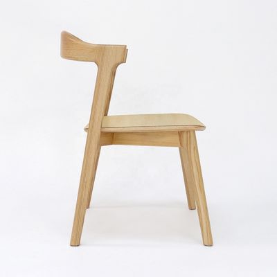 Élégante et confortable chaise de loisirs en bois de cendres moderne pour le café restaurant hôtel 53cm*50cm*76cm