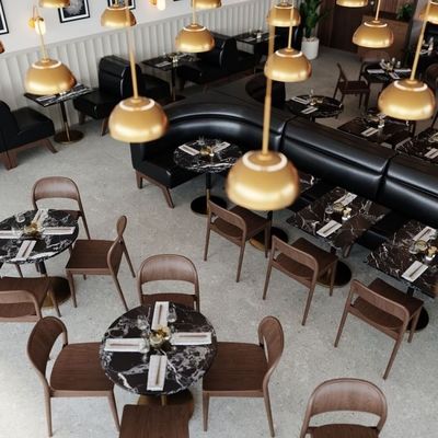 Chaise à manger en bois empilable à un prix abordable pour le commerce dans le style de conception contemporain