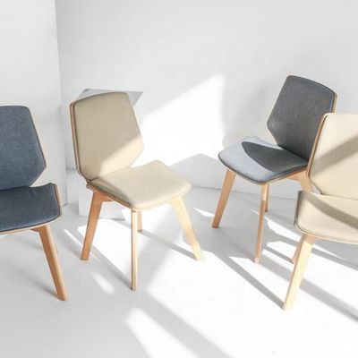 Économie commerciale Chaise à manger en tissu avec des jambes en bois massif et un design en tissu moderne