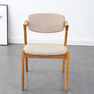 Accepté OEM/ODM Chaise à manger en bois de chêne blanc en forme de Z avec tissu et bois massif