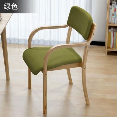 Améliorez votre salle à manger avec ce fauteuil en bois massif, un mélange parfait de style et de fonctionnalité.