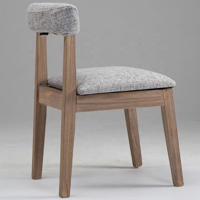 Une bonne chaise de cuisine personnalisée de luxe avec un travail exquis et un dossier en cuir en bois