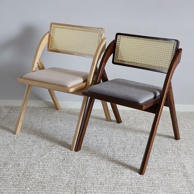 Chaise pliable en bois pour les restaurants Chaises de salle à manger en rotin durable de couleur naturelle/noix