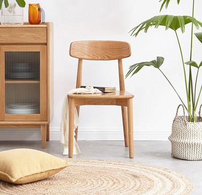 Chaise à manger empilable pour un restaurant moderne en bois massif de couleur naturelle