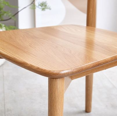 Chaise à manger empilable pour un restaurant moderne en bois massif de couleur naturelle