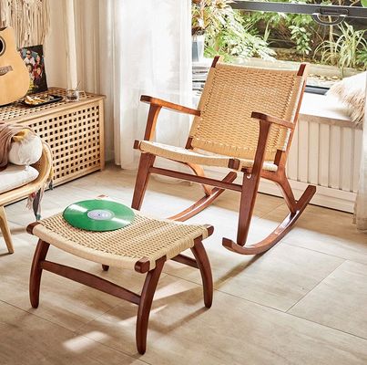 Ajoutez une touche d'élégance à votre salon en plein air avec une chaise bascule en bois massif tissée à la corde vintage