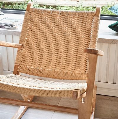 Ajoutez une touche d'élégance à votre salon en plein air avec une chaise bascule en bois massif tissée à la corde vintage