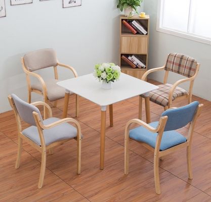 Chaise de salle à manger en bois massif naturel empilable pour événements Chaise en bois finition laquée