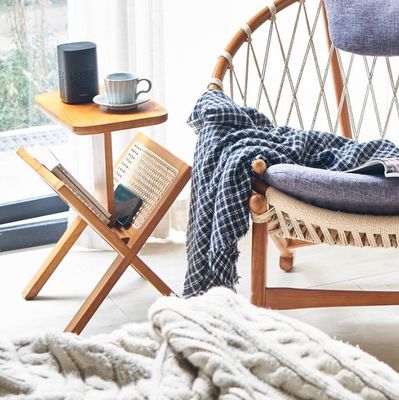 Table de côté carré en bois massif avec étagère en rotin tissé Laqué et construction durable