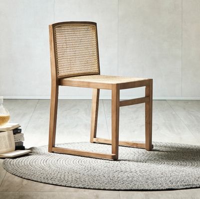 Emballage du courrier Chaise de salle à manger en bois massif solide avec un design moderne et du rotin empilable
