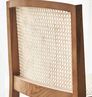 Emballage du courrier Chaise de salle à manger en bois massif solide avec un design moderne et du rotin empilable