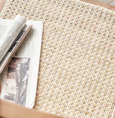 Emballage du courrier Chaise de salle à manger en bois massif solide avec un design moderne et du rotin empilable