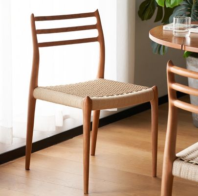 Chaise à manger en bois massif de design moderne avec câble en papier tissé et finition en nitrolacque dans votre budget