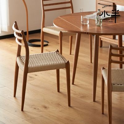 Chaise à manger en bois massif de design moderne avec câble en papier tissé et finition en nitrolacque dans votre budget
