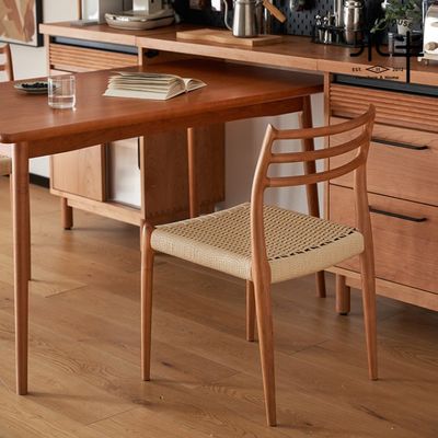 Chaise à manger en bois massif de design moderne avec câble en papier tissé et finition en nitrolacque dans votre budget