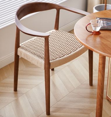 Chaise de salle à manger d'hôtel de luxe vintage avec siège en cordon tissé et construction en bois massif