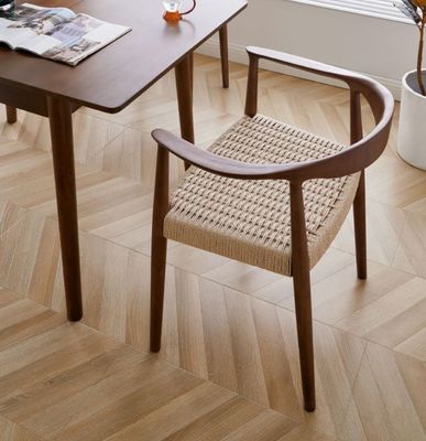 Chaise de salle à manger d'hôtel de luxe vintage avec siège en cordon tissé et construction en bois massif