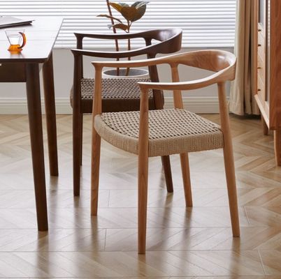 Chaise de salle à manger d'hôtel de luxe vintage avec siège en cordon tissé et construction en bois massif