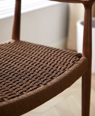 Chaise de salle à manger d'hôtel de luxe vintage avec siège en cordon tissé et construction en bois massif