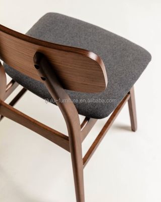Accueil Meubles en bois massif Chaises à manger aux couleurs personnalisées et siège en tissu rembourrée