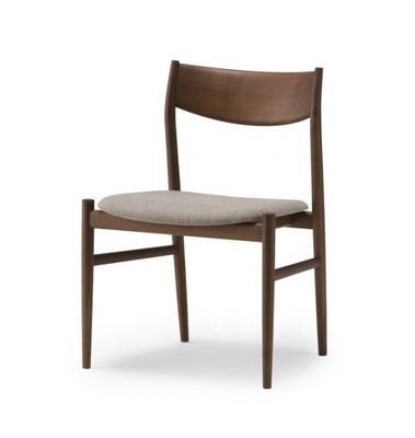 Chaise à manger en bois rembourrée en cuir en PU dans un style de design traditionnel pour les meubles de restaurant