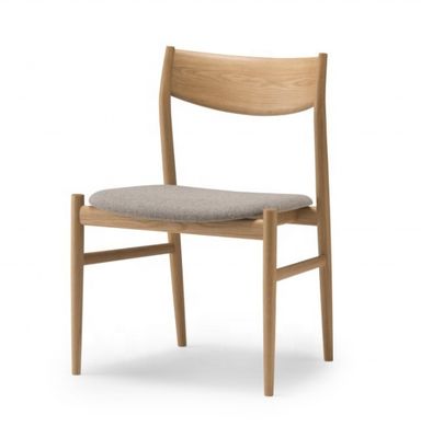 Chaise à manger en bois rembourrée en cuir en PU dans un style de design traditionnel pour les meubles de restaurant