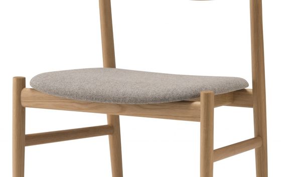 Chaise à manger en bois rembourrée en cuir en PU dans un style de design traditionnel pour les meubles de restaurant