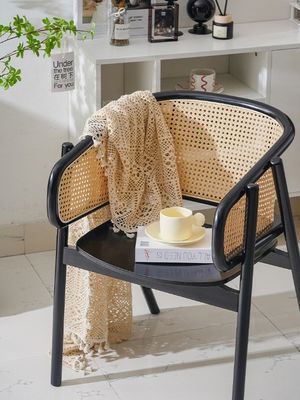 Finition en nitrolacque robuste de design japonais Chaises à manger en rotin en bois massif pour restaurants et salles à manger 2023