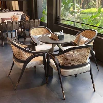 Une chaise de salle à manger robuste en bois de chaux La combinaison parfaite de robustesse et de style