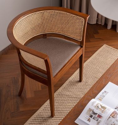 Chaise simple avec design moderne et couleur naturelle bois et matériel de rotin pour bureau et restaurant