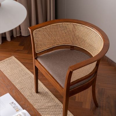 Chaise simple avec design moderne et couleur naturelle bois et matériel de rotin pour bureau et restaurant