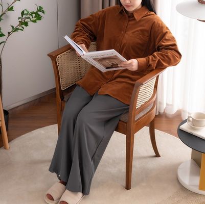 Chaise simple avec design moderne et couleur naturelle bois et matériel de rotin pour bureau et restaurant