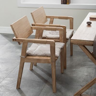 Chaise de restaurant en bois massif moderne de design japonais avec accoudoir et couverture en bois de caoutchouc