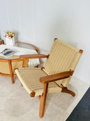 Meubles de salon de style moderne Chaise à manger en bois massif avec siège en câble tissé et bras en bois en naturel/noix/noir