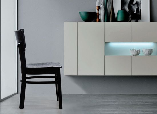 Chaise en bois massif en style moderne nordique pour les repas au restaurant et les loisirs en famille