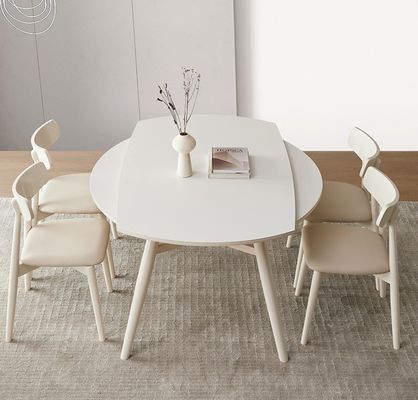 Chaise de salle à manger de style nordique avec des jambes en bois massif et un revêtement en tissu en finition nitrolacque