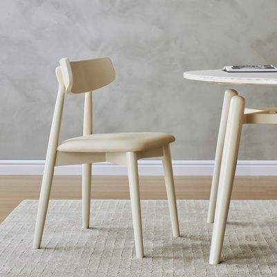 Chaise de salle à manger de style nordique avec des jambes en bois massif et un revêtement en tissu en finition nitrolacque