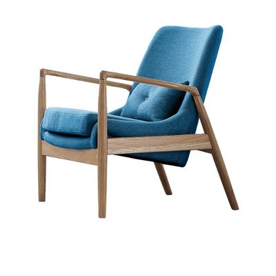 Créez un espace de vie confortable et élégant avec ce fauteuil roulant en cuir de style nordique moderne