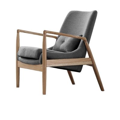 Créez un espace de vie confortable et élégant avec ce fauteuil roulant en cuir de style nordique moderne