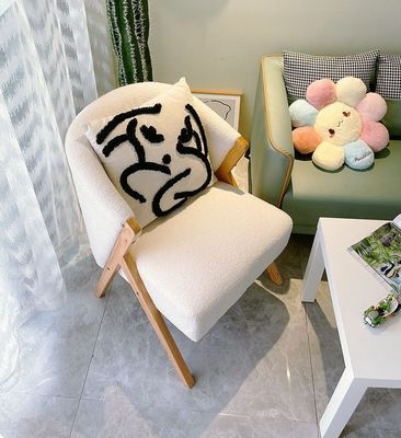 Appartement Meubles de salon Chaise en bois nordique moderne avec laine d'agneau de velours et canapé en bois dans le design de l'hôtel