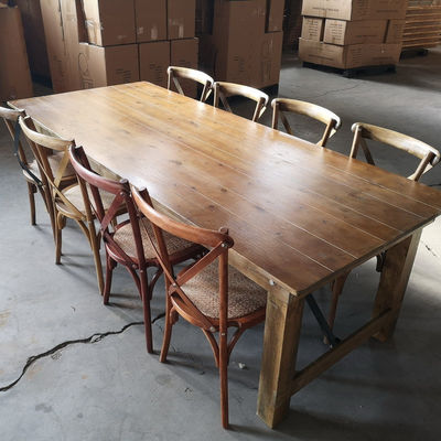 Table à manger en bois massif avec un design moderne simple et une construction solide